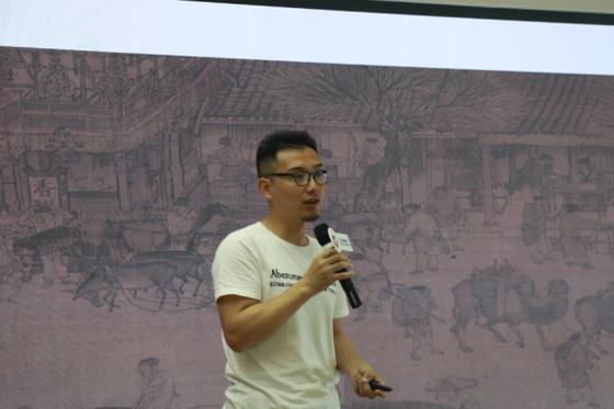 图画家,策展人,青灯市集策划兼艺术指导,"青舍会"发起人之一陈万亨