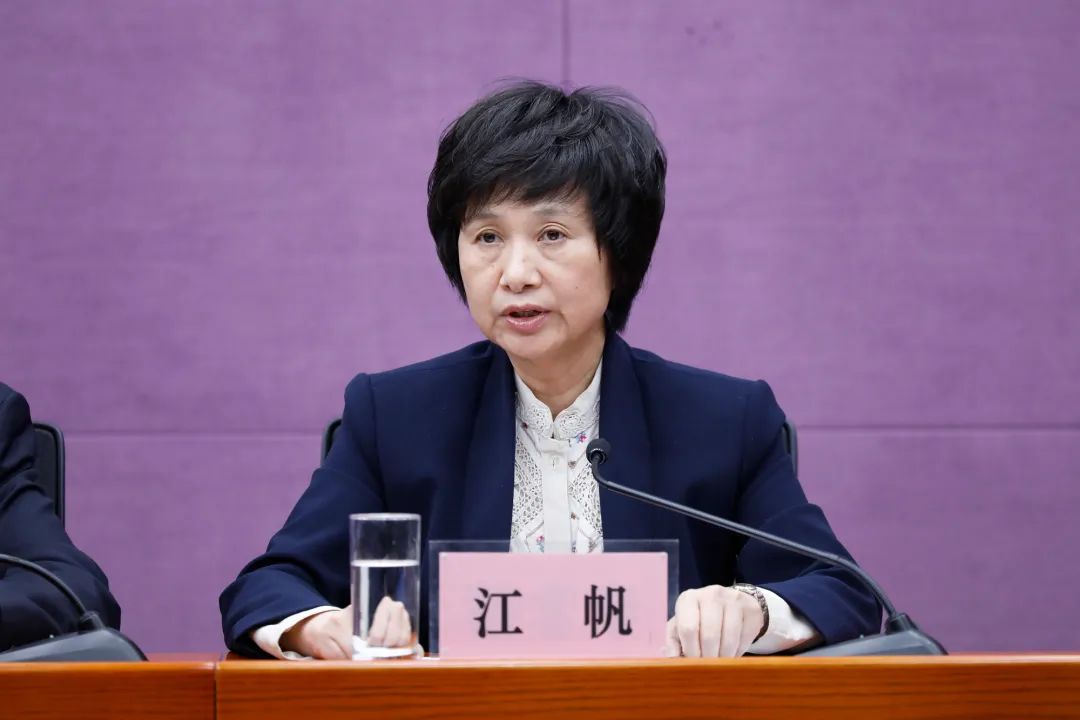 商务微新闻打开app关注