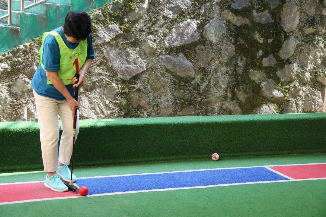 门球运动,被称为"平民的高尔夫",既有斯诺克的打法,高尔夫的潇洒,又有