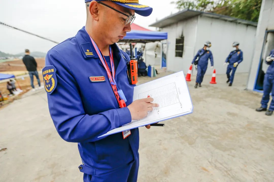 火灾调查员系列报道硝烟散去他还在战斗