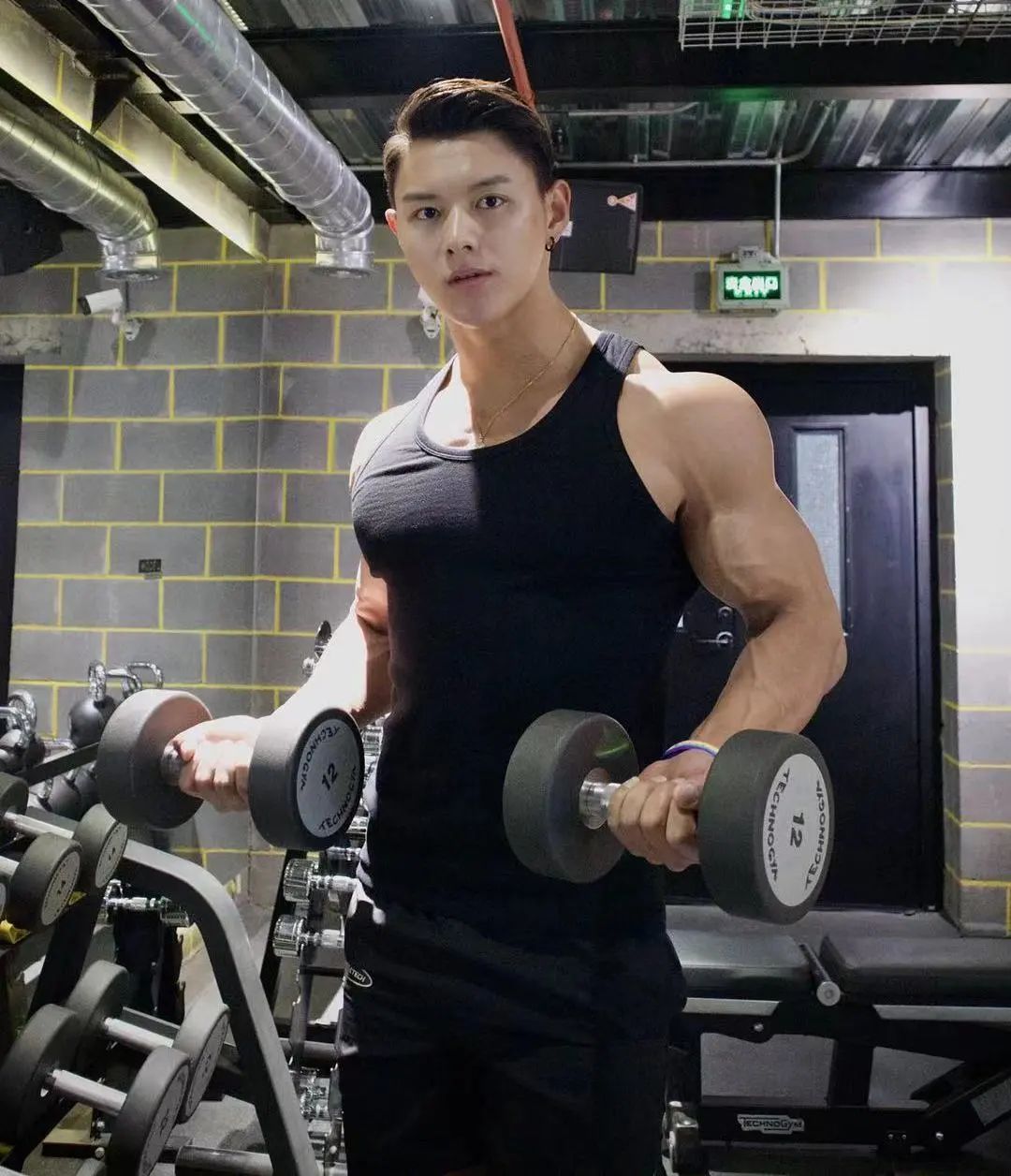 从电线杆逆袭健美模特陈海诺告诉你减脂增肌秘笈