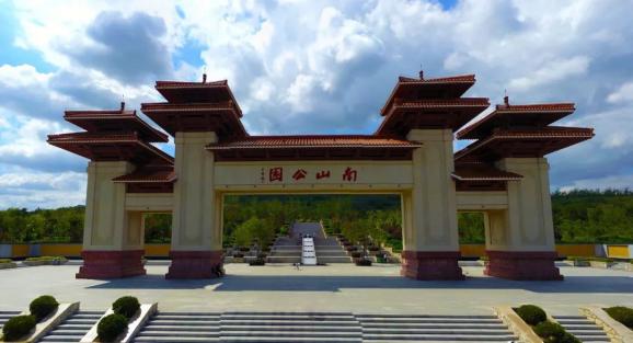 南山公园山门南山全称为"南山生态运动公园",是锦州市民的休闲中心