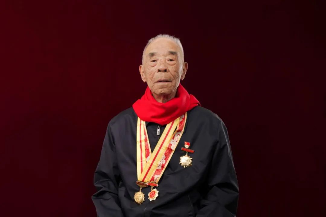 传承红色基因牢记初心使命跟随75年党龄老党员学党史悟初心