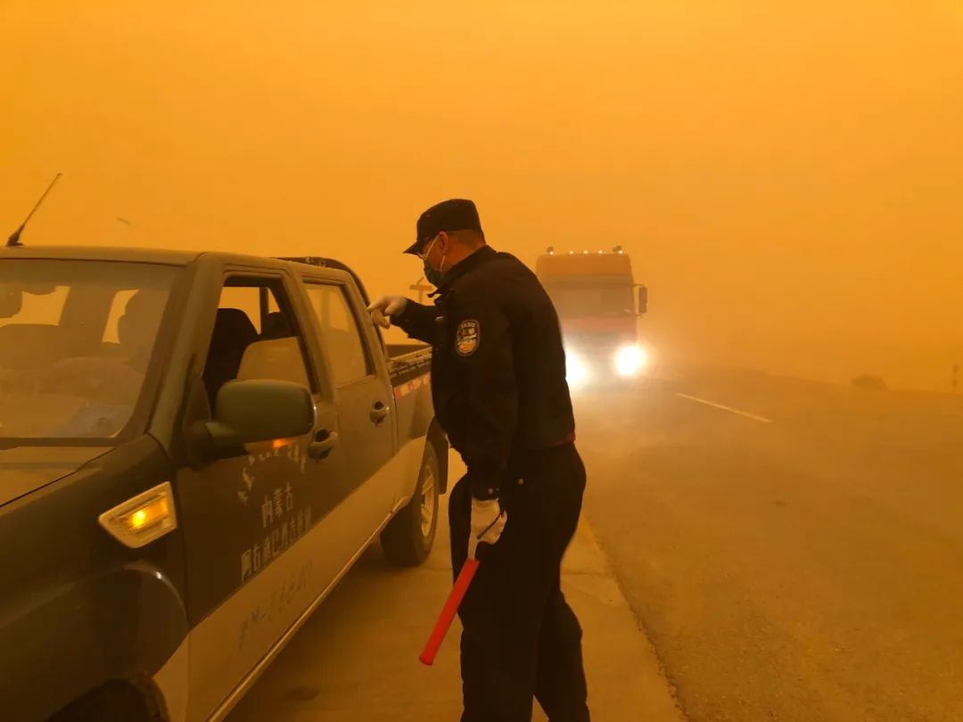 漫天风沙里的戈壁警