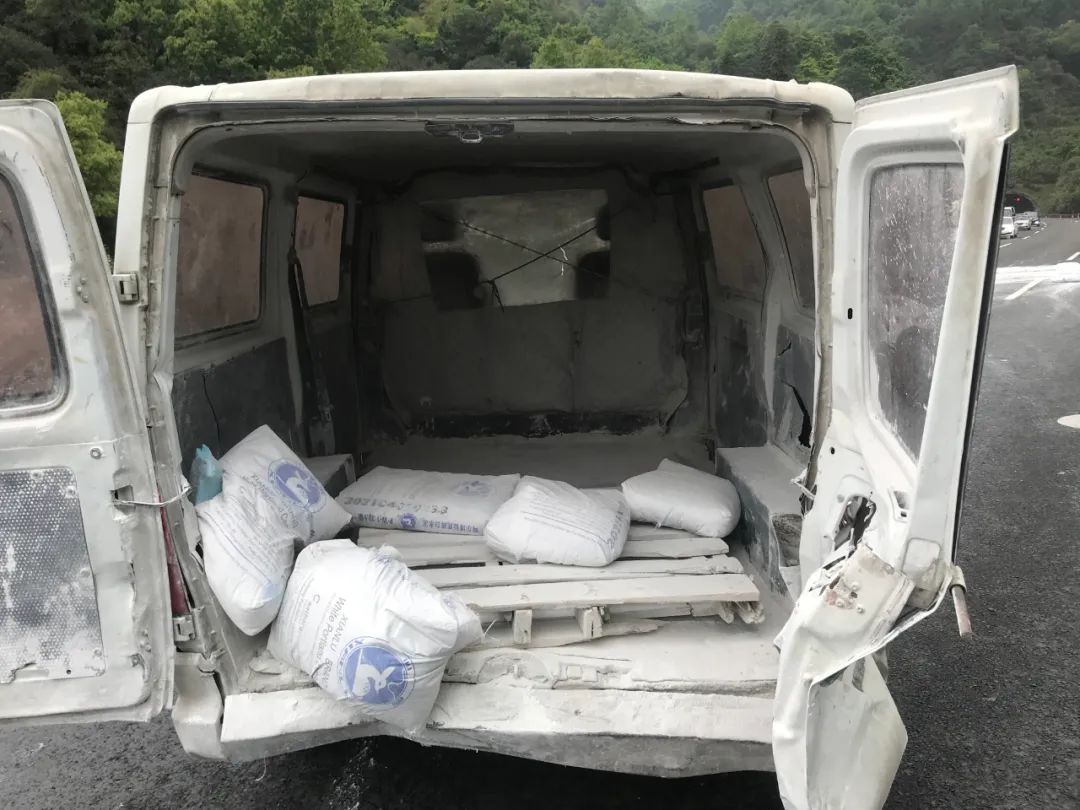 车内拉了50袋水泥,每袋净重80斤,认定引发事故的主要原因是面包车违规