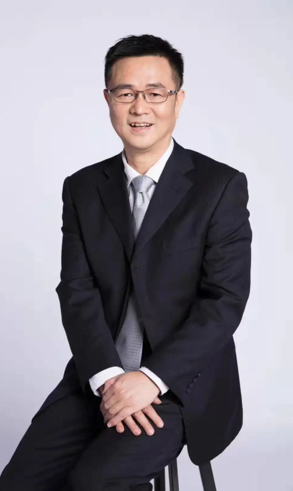 上海市市西中学校长董君武教育让学生看见自己