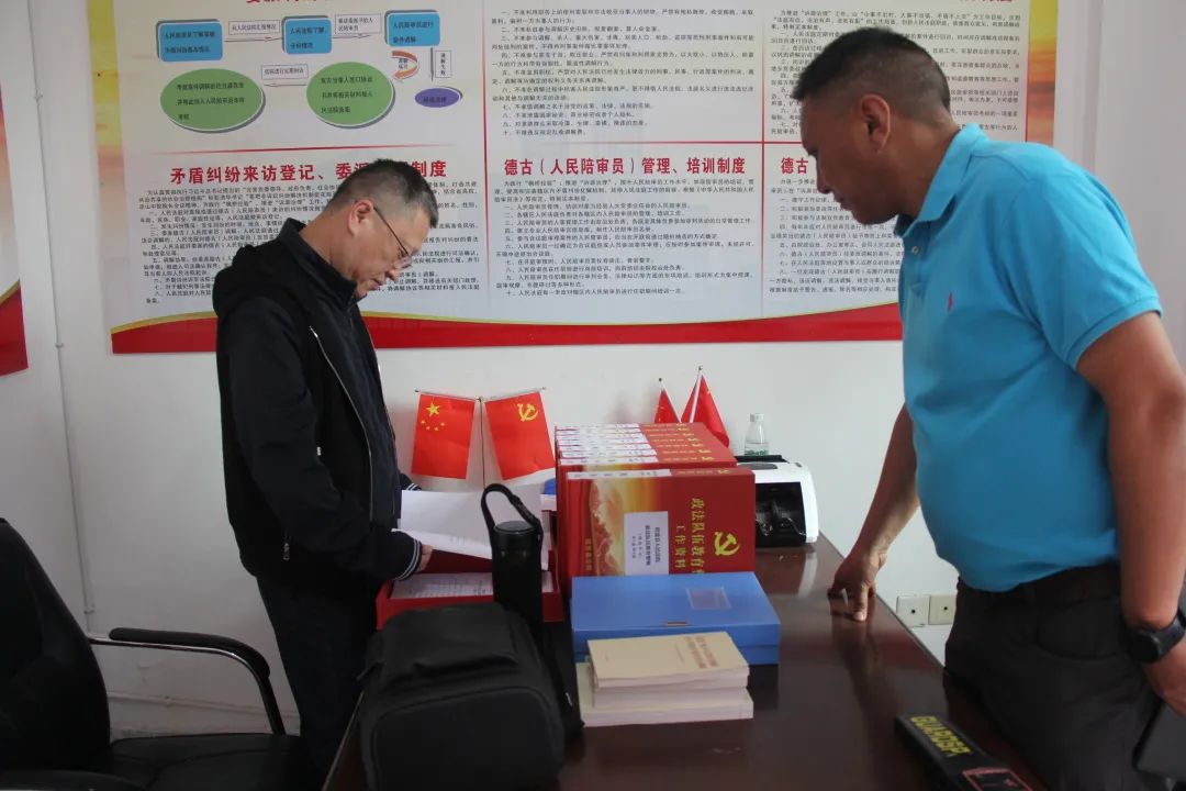 四川省委政法委正厅级领导王萍一行赴昭觉县人民法院