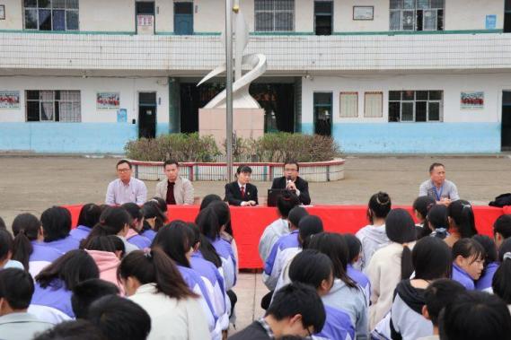 丰城市人民法院荣塘法庭,少年庭干警一行五人来到荣塘镇山林岗中学