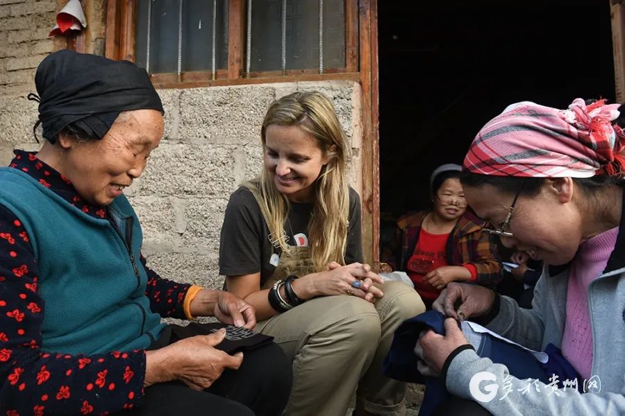 英語,漢語,苗語,三種語言之間的交流顯得不太順暢.