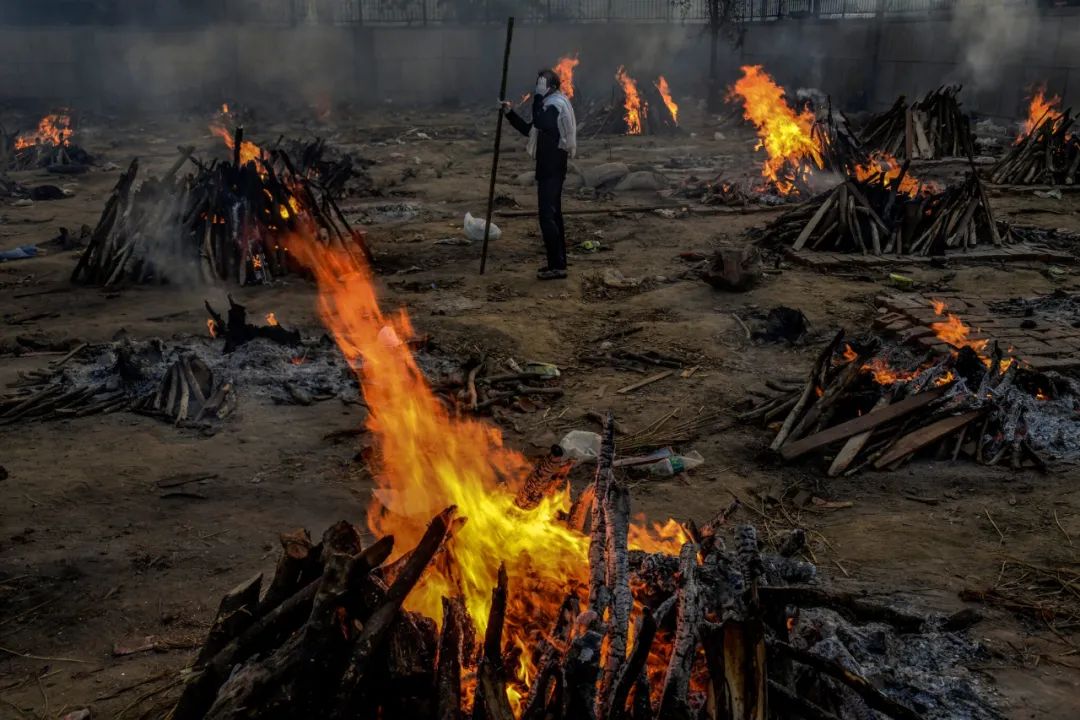 印度疫情日记 火葬场堆满了尸体 大火昼夜不停地燃烧 湃客 澎湃新闻 The Paper