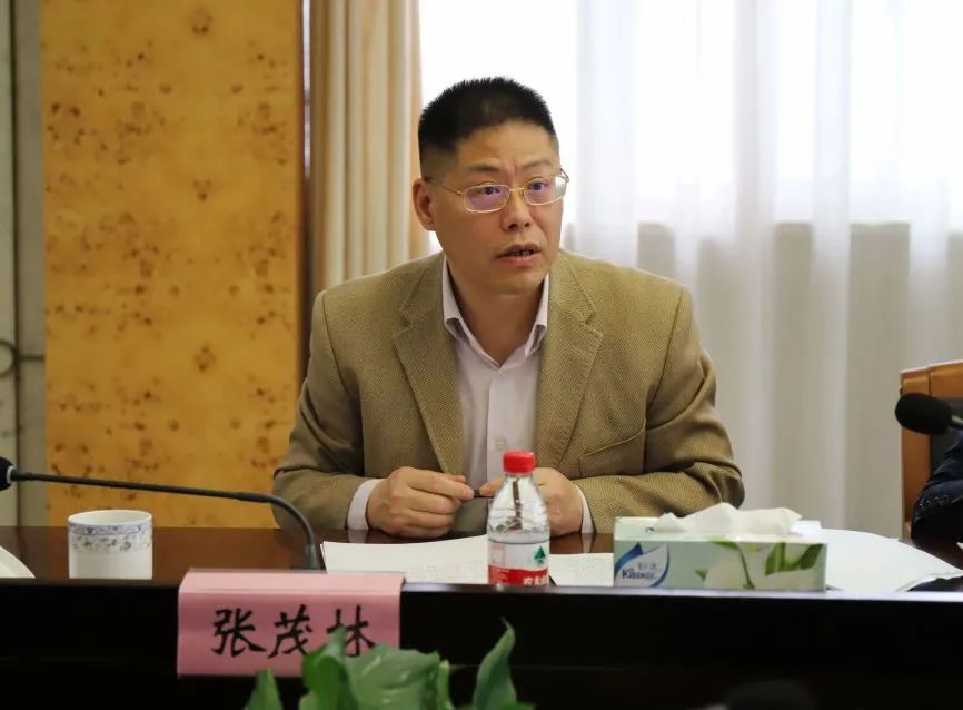 区发改委副主任张茂林,综合处,投资处,社会处就相关问题进行指导.