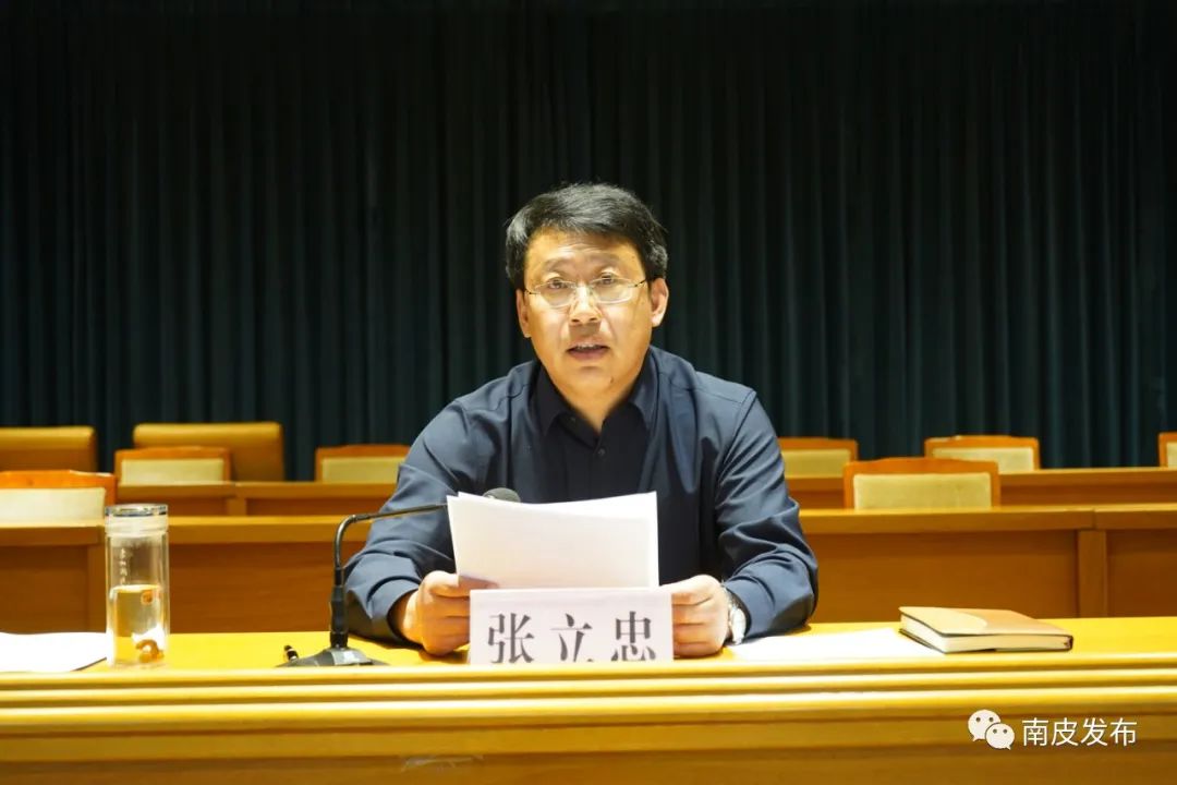 县领导张立忠,卢晓红,刘汉军出席大会.