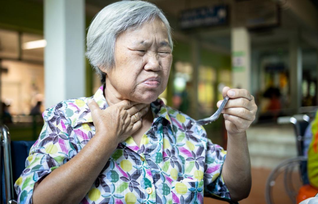 学会7招,预防老人吃饭噎食