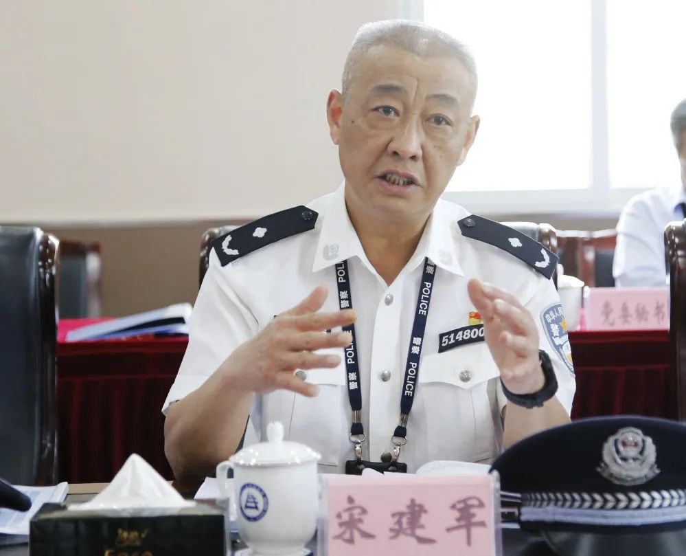 党委书记,监狱长宋建军代表监狱党委班子作表态发言,他表示:结合下一