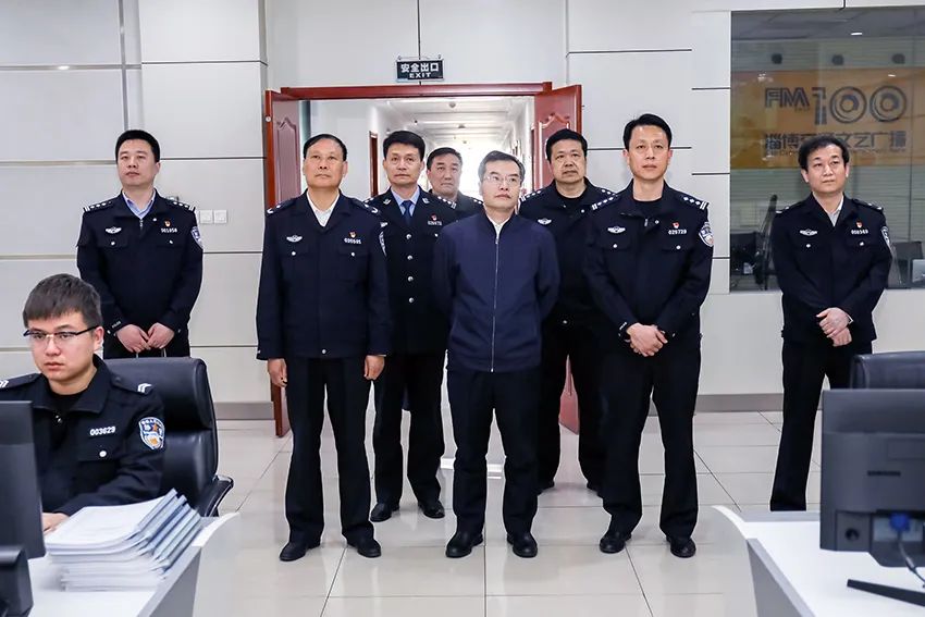 在张店交警大队,王海防同志观看了执法规范化建设汇报