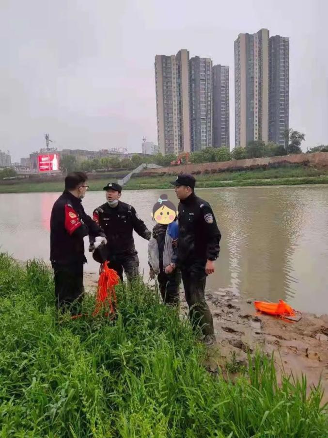 心疼合肥14岁女孩跳河现场视频