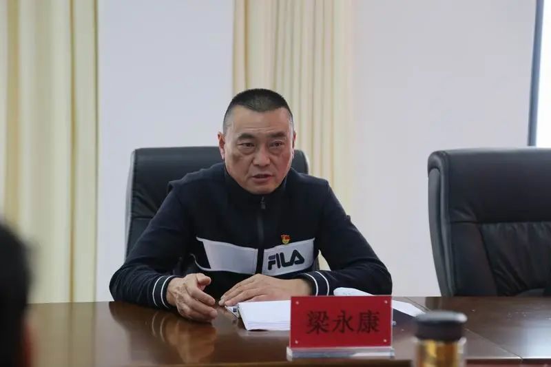 县委政法委副书记梁永康对县法院党组专题民主生活会进行了点评,认为