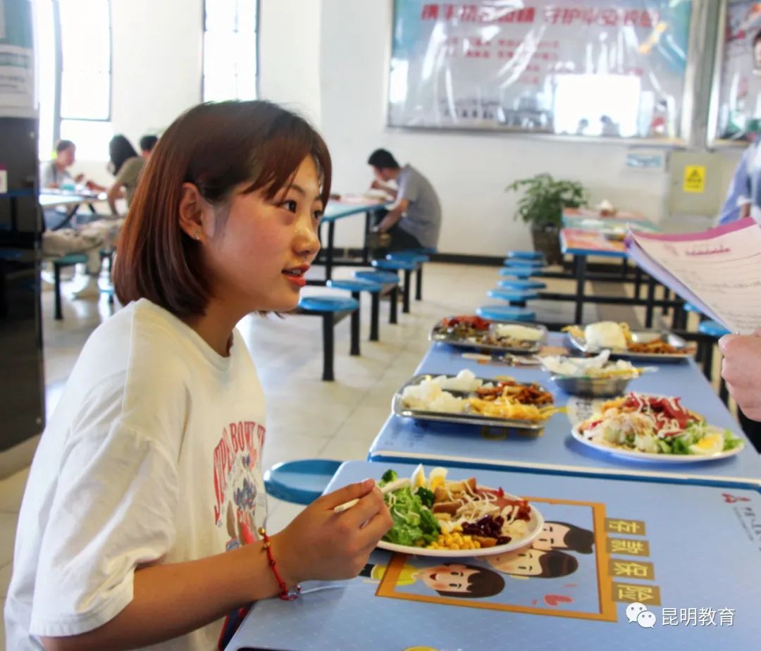 馋了丨轻食保胃玫瑰入餐云南这些高校食堂心思多