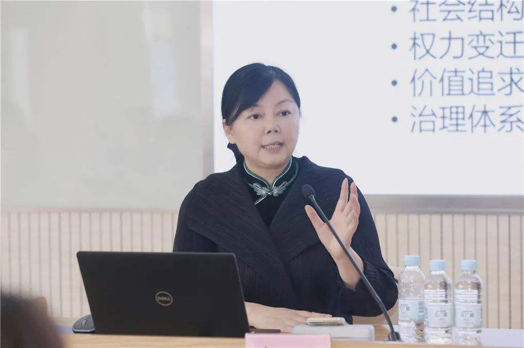 在为期3天的培训中,复旦大学新闻院副教授许燕以"善学善用新媒体"为