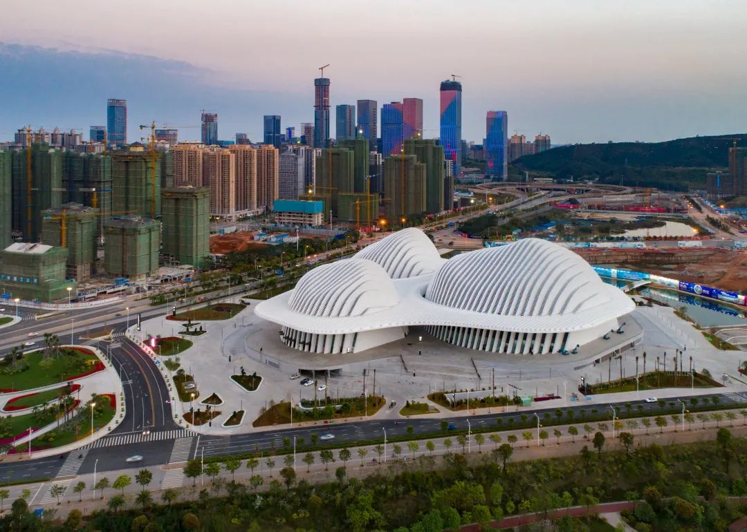 广西文化艺术中心项目总建筑面积超80万平方米,三个场馆分别设计为"