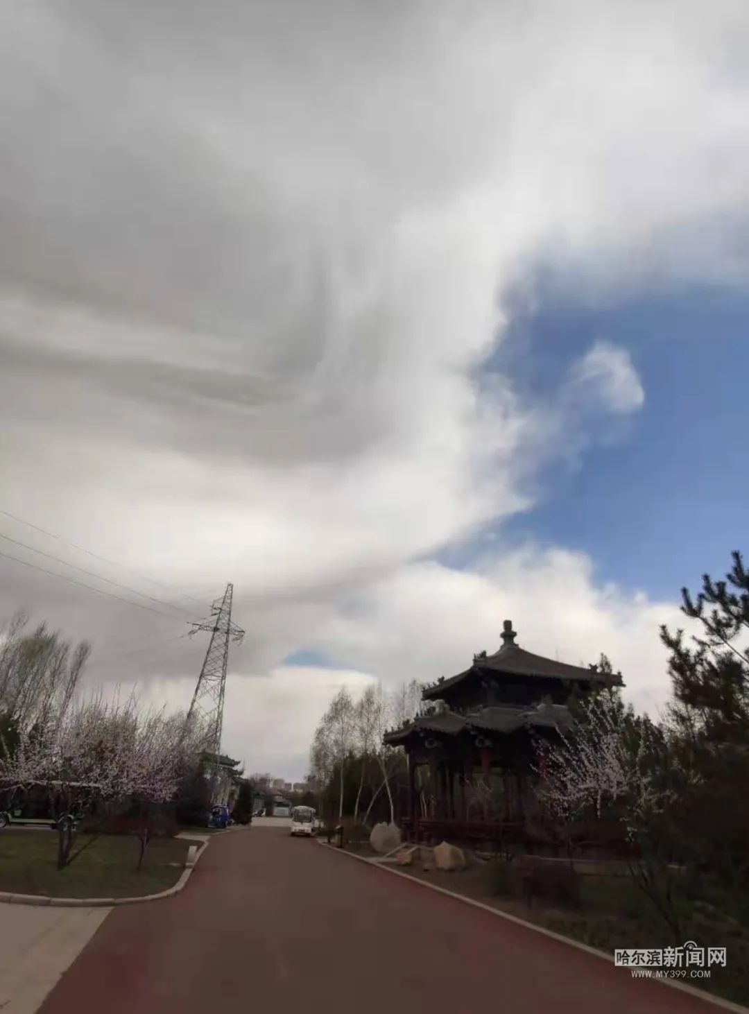 ""云来后瞬间风变得很旋,还下了一会儿大雨滴,然后就停了,亭园湖水