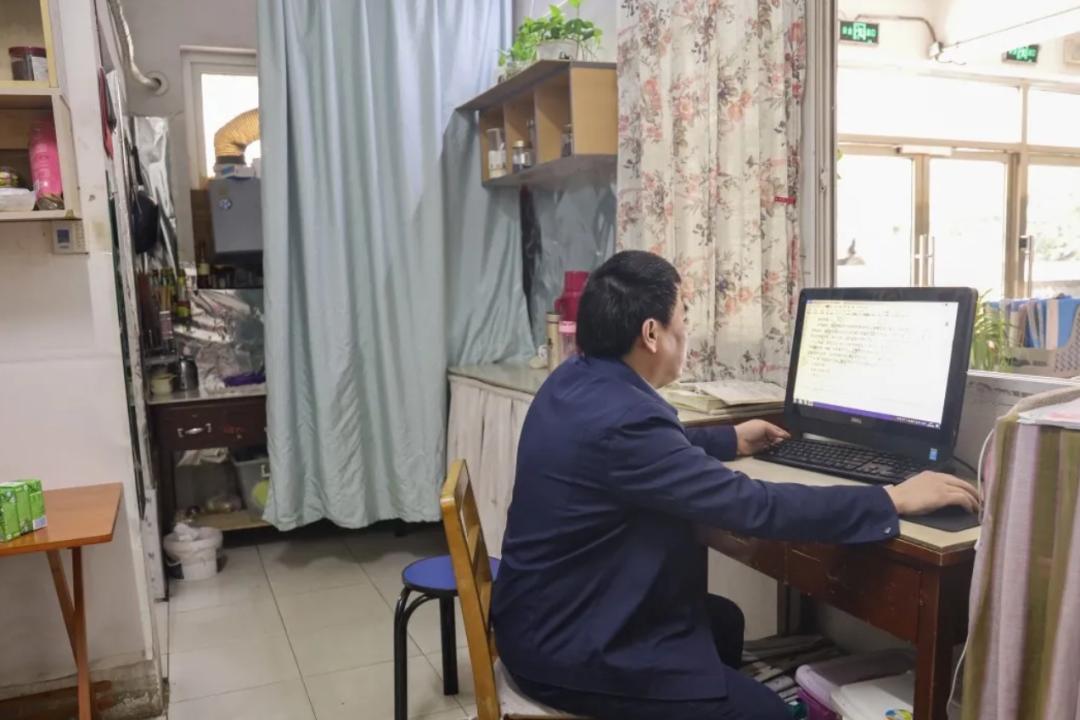 51岁宿管大叔考取二建证书有梦想谁都了不起