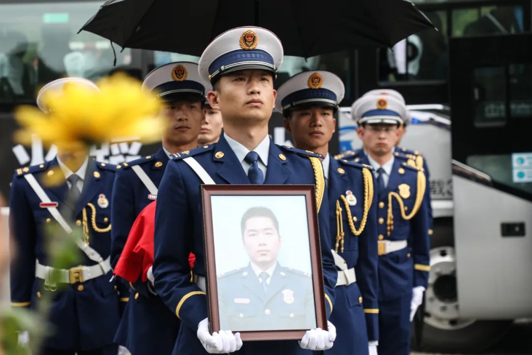 在开化龙山公墓,上海市消防救援总队相关领导宣读了应急管理部关于