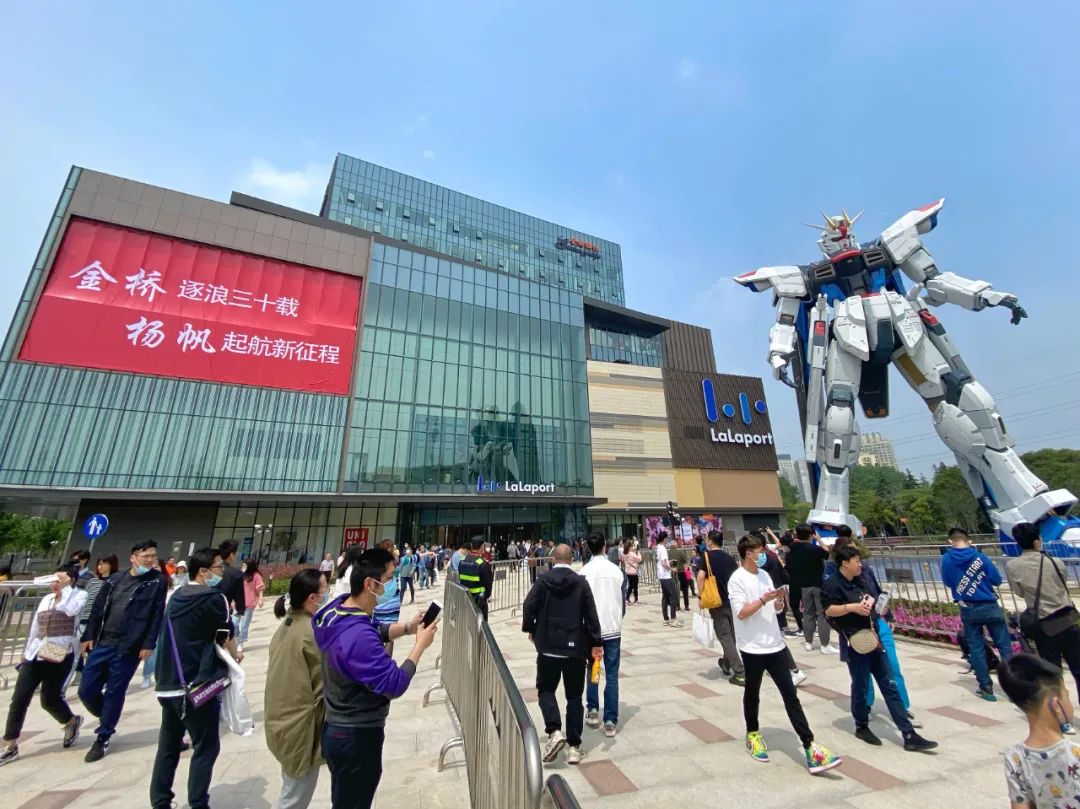 随着啦啦宝都开业,4月26日完成头部与机体拼接的实物大自由高达立像