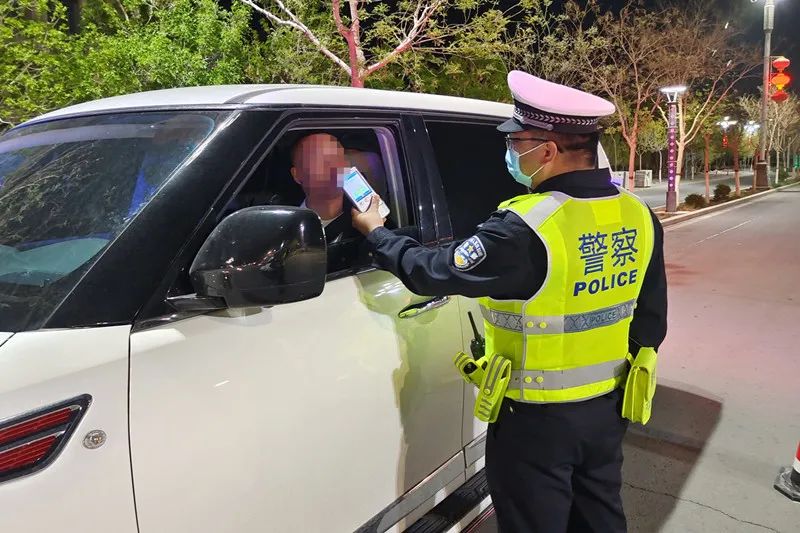 【覆車之戒】心虛司機酒駕被查 吹氣測試連吹6次