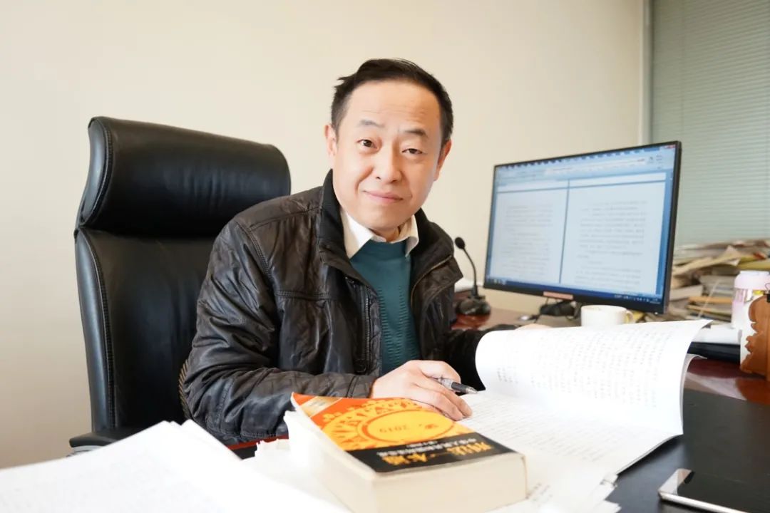 虽然名字里面有一个"雷"字,但比起"雷厉风行",走下审判席后的龚雷给人