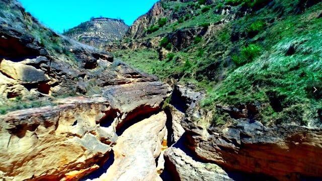 在庆城县黑河大峡谷遇见中国第一个翼龙主题文化景区