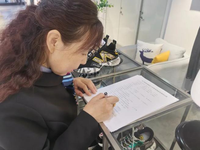 商都县人民检察院干警走上街头发放群众满意度调查问卷