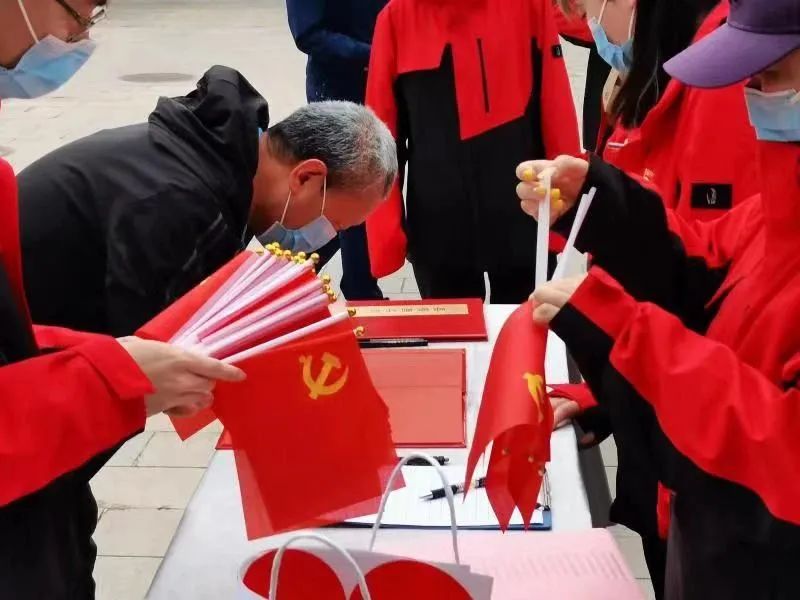 基层动态一针一线绣党旗献礼建党100周年