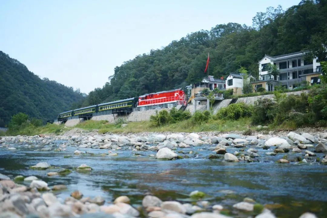 流水潺潺春風四月中的欒川山清水秀 環境優美鐵路小鎮有哪些亮點?