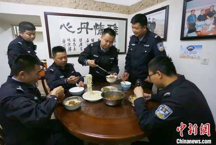 人民警察吃饭图片图片