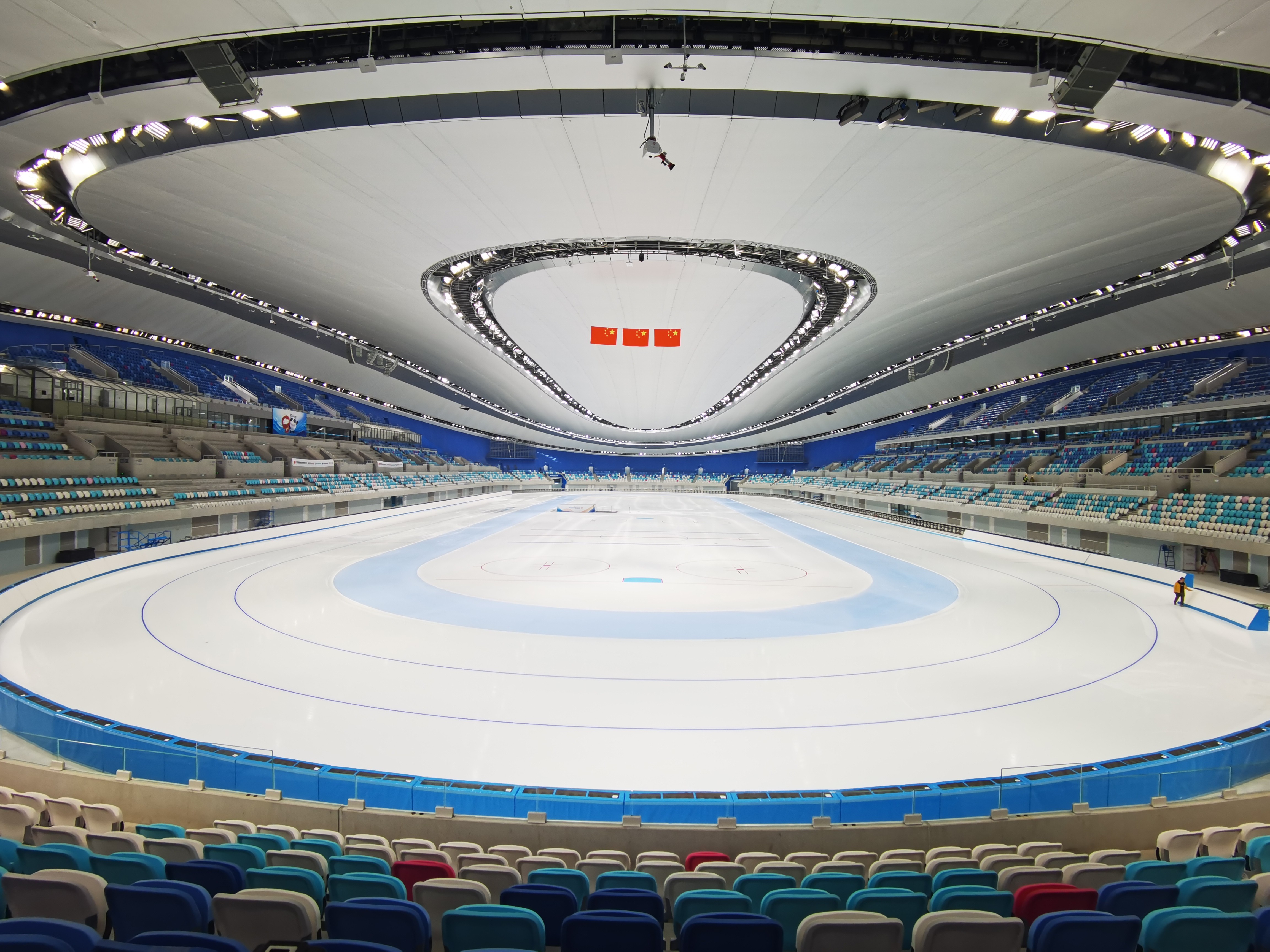 亚洲最大冰面亮相,国家速滑馆首次完成全冰面制冰