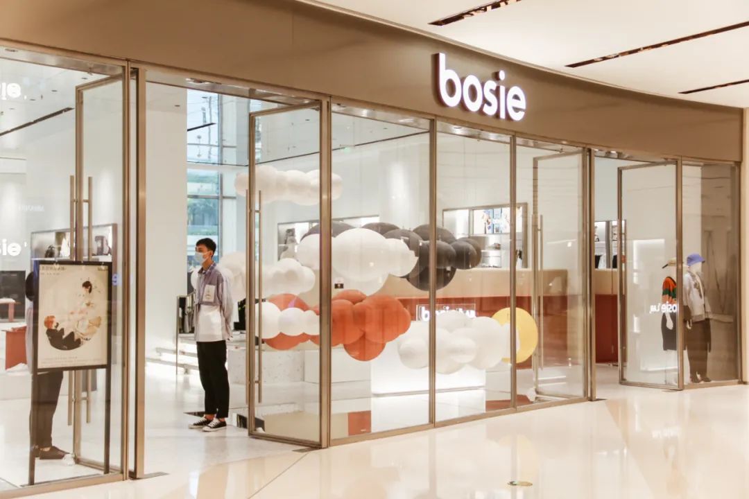 手办 拼装高达等八大品类全球潮玩集合店成都ifs top toy公园城市美物