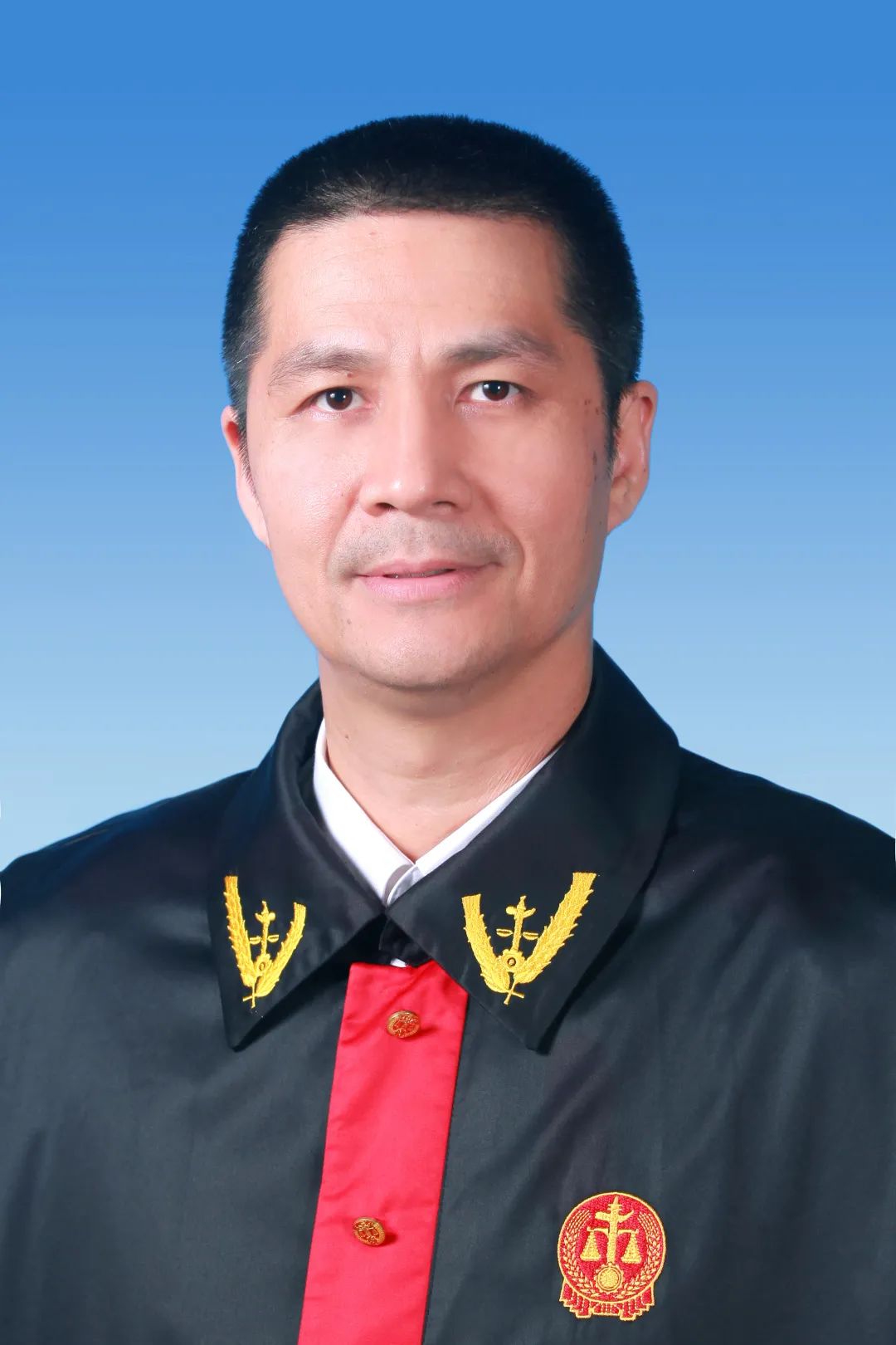 龚麒天广州知识产权法院三级高级法官从事知产审判19年,承办过"魔兽