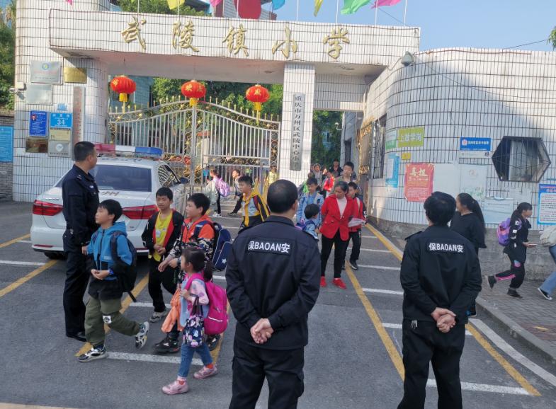 当天,全区各派出所民警纷纷走进辖区各中小学及幼儿园,以"查问题,找
