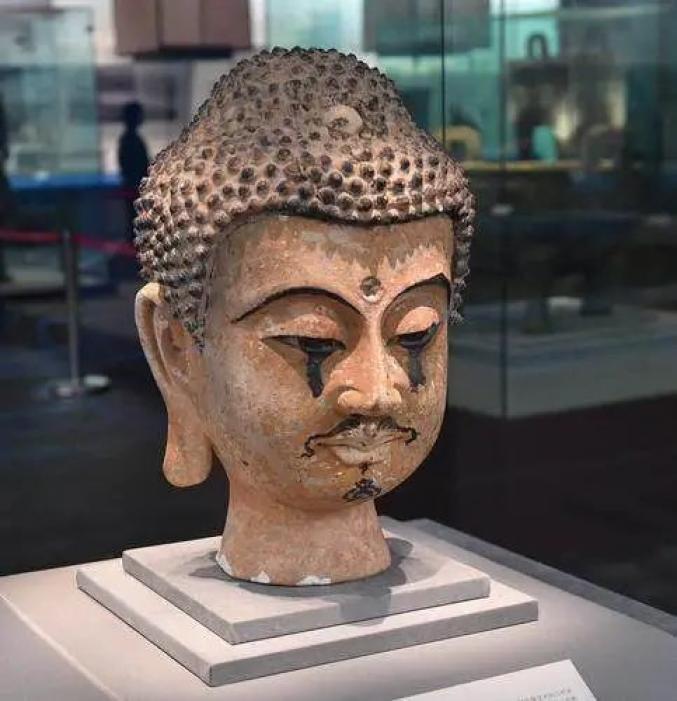 彩绘泥塑佛头像(宁夏)