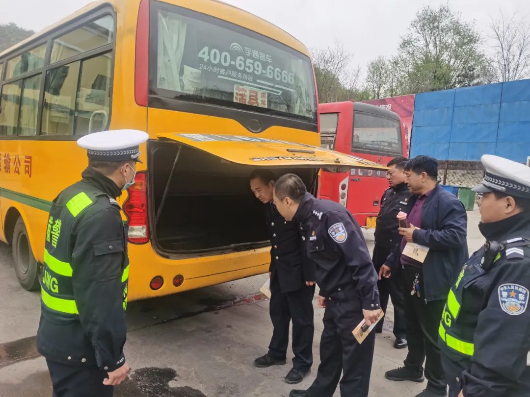 蒲县公安交警走进辖区客运站开展交通安全宣传活动