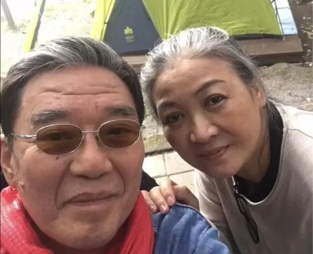 69岁老戏骨李立群与妻子恩爱一生归隐田园
