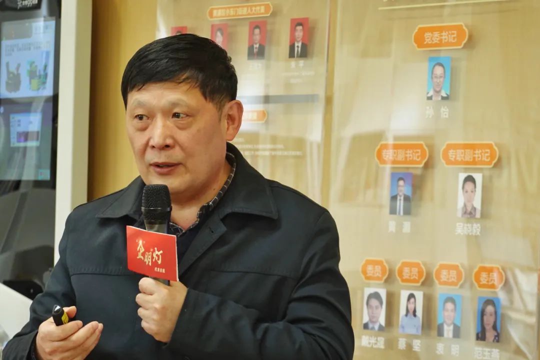 卢起升上海外国语大学附属大境中学校长,黄浦区人大代表,上海市督学