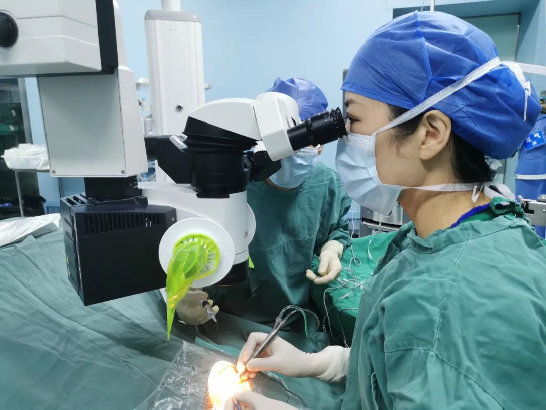 正规收费!人工晶体植入手术费用"必抱小孩"-第1张图片-康夫博客