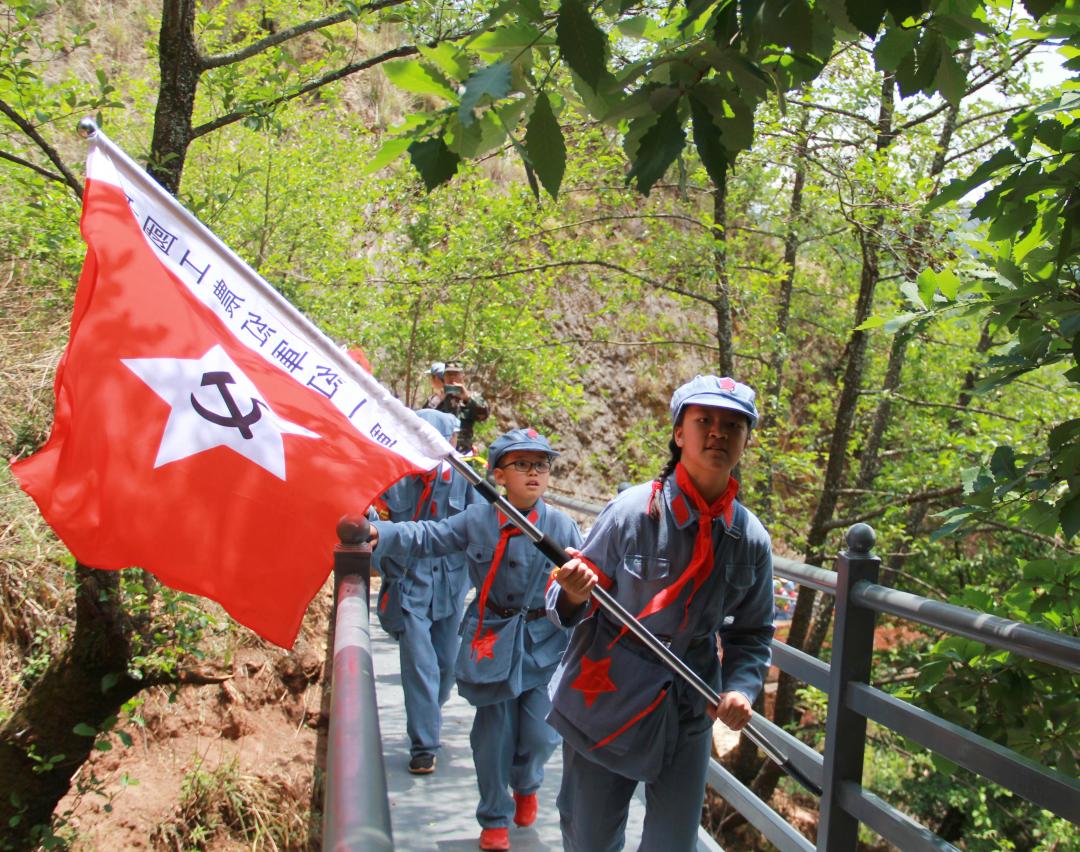 县区动态嵩明百名小红军重走长征路