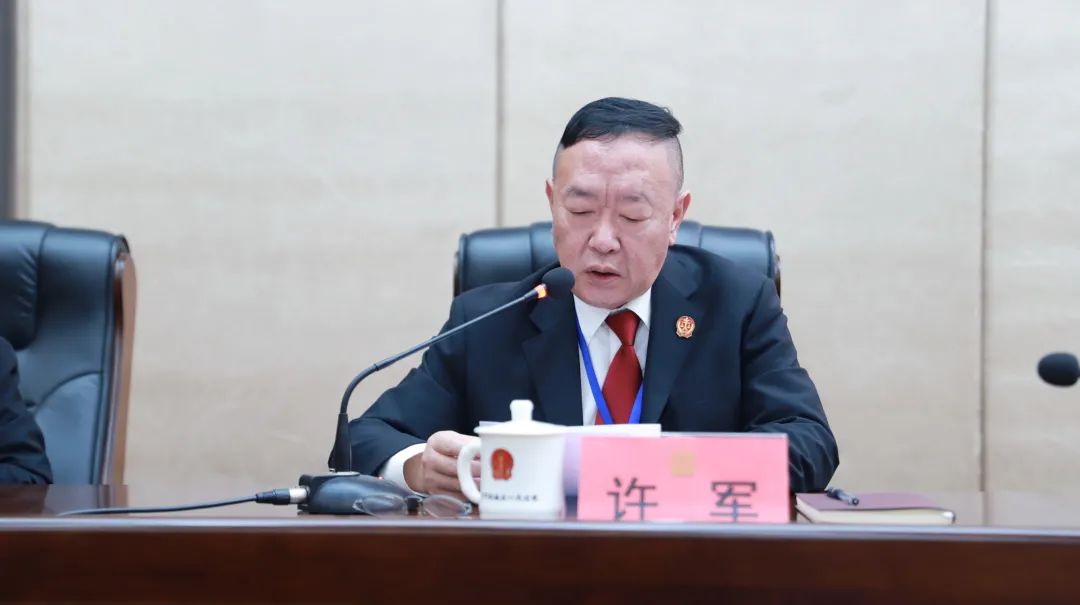 党组副书记王平主持会议,全院干警参加会议.