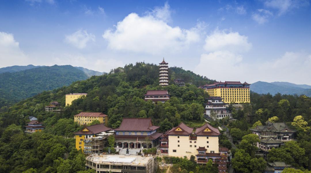 翠岩寺就坐落在风景秀丽的梅岭群山之中,相传它居