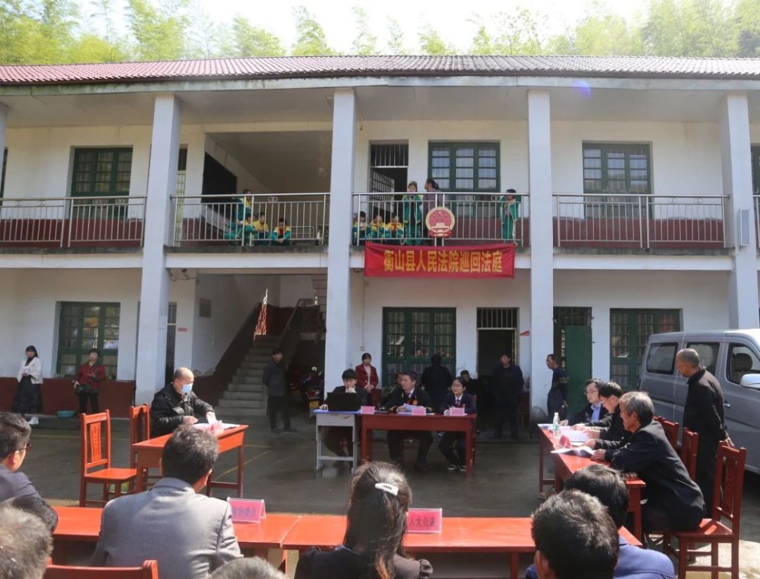 4月29日,衡山县人民法院新桥法庭在衡山县东湖镇双渡村设立巡回法庭