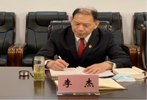 院党组成员,执行局局长李杰作主题发言▲院党组成员, 政治部主任