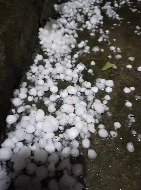 要谨慎出行此刻在外的小伙伴突降冰雹合肥电闪雷鸣就在刚刚2021-04-30